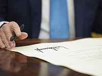 США повысили импортные пошлины для Канады еще на 10%
