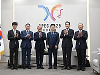 Глава NVIDIA Дженсен Хуанг, председатель совета директоров Samsung Ли Чжэ Ён и глава Hyundai Чонг Исон на саммите АТЭС в Сеуле с президентом Южной Кореи