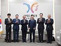 Глава NVIDIA Дженсен Хуанг, председатель совета директоров Samsung Ли Чжэ Ён и глава Hyundai Чонг Исон на саммите АТЭС в Сеуле с президентом Южной Кореи Глава NVIDIA Дженсен Хуанг, председатель совета директоров Samsung Ли Чжэ Ён и глава Hyundai Чонг Исон на саммите АТЭС в Сеуле с президентом Южной Кореи