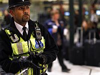 Вооруженное нападение в поезде в Великобритании, множество раненых