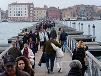 В Венеции вновь возвели временный мост к острову Сан-Микеле