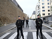 Полицейские стоят у тюрьмы Сантэ в ожидании освобождения бывшего президента Франции Николя Саркози