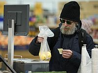 AP: российская военная экономика "выдыхается", Кремль лезет в карман гражданам
