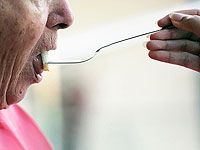 Прием пищи в одиночестве может быть неожиданно опасен для пожилых людей