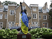 Модель cтатуи Свободы, укрытая украинским флагом в саду французского посольства в Вашингтоне