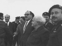 Архивное фото с операции "Шахарит", 1956 год. Справа налево – командующий ВВС Дан Толковский, премьер-министр Давид Бен-Гурион, посол Яаков Цур, Элишева Каплан и ее муж министр финансов Леви Эшколь
