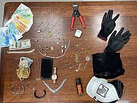 "Умные камеры" в квартире помогли задержать вора и вернуть похищенное
