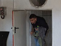 Мени Биньямин покидает полицию после допроса