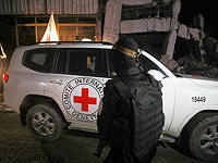 "Красный Крест" получил два гроба с останками похищенных и следует на встречу с ЦАХАЛом "Красный Крест" получил два гроба с останками похищенных и следует на встречу с ЦАХАЛом