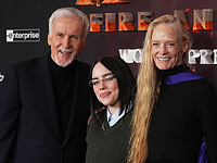 C Джеймсом Кэмероном (слева) и его женой Сьюзи Эмис Кэмерон (справа)