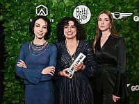 Джулия Локтев (в центре)