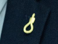 Политики от "Оцма Йегудит" явились в Кнессет с "золотой петлей" на лацканах