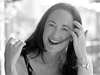 Умерла британская писательница Софи Кинселла, автор "Тайного мира шопоголика"