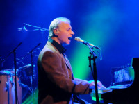 Кандидат от "Ликуда" в мэры Нетании заплатит Мати Каспи компенсацию за использование его песни