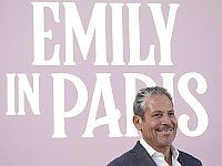 Эммануэль Макрон наградил Даррена Стара создателя сериала "Эмили в Париже" орденом Почётного легиона.