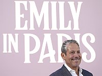 Эммануэль Макрон наградил Даррена Стара создателя сериала "Эмили в Париже" орденом Почётного легиона.