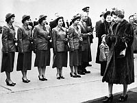 Сестры Дионн и королева Елизавета II. Онтарио, 1951 год