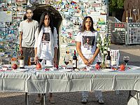 Эйнав Ценгаукер и Илана Грицевски незадолго до освобождения Матана из плена