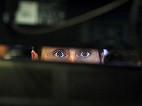 Разговор замедляет движения глаз за рулем, показало исследование