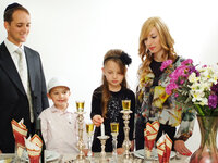 Субботние свечи зажигают за 18 минут до захода солнца (в Иерусалиме – за 40 минут).