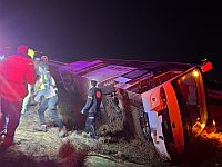 На 6-й трассе перевернулся автобус, десятки пострадавших
