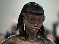 Читатели Models.com объявили победительницей 27-летнюю американскую модель суданского происхождения Анок Яй