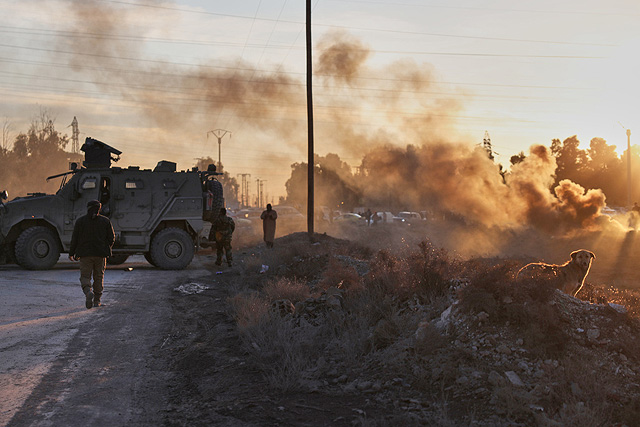 Сирийские правительственные войска стоят у тюрьмы Аль-Актан на окраине Ракки