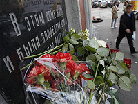 Памятная табличка, повешенная активистами на доме Анны Политковской, вновь сорвана со стены