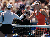 18-летняя американка Ива Йович (справа) разгромила Юлию Путинцеву (слева)