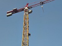 Пожарные спасли двух мужчин со строительного крана в Лоде, ими занимаются медики