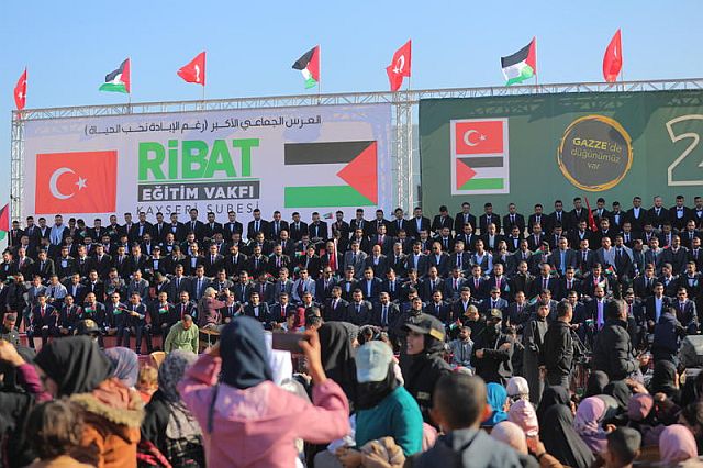 Под флагами Турции и ООП: в Газе поженились более 200 пар. Фоторепортаж