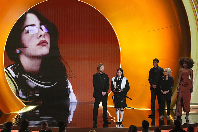 Финнеас (слева) и Билли Айлиш принимают награду за песню года «Wildflower»