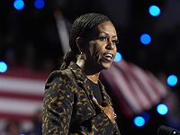 Просмотры фильма о Мишель Обаме резко выросли, благодаря выходу фильма о Мелании Трамп
