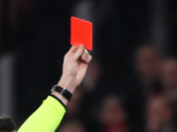 Скандал в Серии А. Тренер "Комо" задержал игрока "Милана". Удалили Аллегри