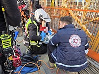 МАДА и пожарные эвакуировали крановщика, которому стало плохо во время работы