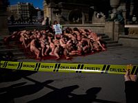 "Голые и окровавленные": традиционная акция протеста защитников прав животных в Барселоне