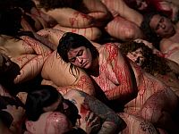 "Голые и окровавленные": традиционная акция протеста защитников прав животных в Барселоне