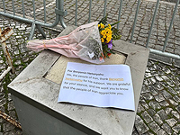 "Спасибо, Биби!": в Греции и Португалии иммигранты из Ирана несут цветы к консульству Израиля