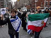 Акции в Нью-Йорке: "поминки" по Хаменеи и манифестация в поддержку Израиля
