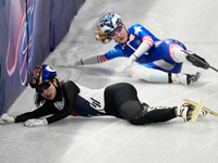 Падение кореянки и американки