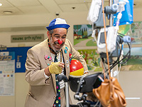 Знаменитый "больничный клоун" Душ навестил пациентов больницы "Адаса Эйн-Керем". Фоторепортаж