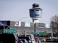 Самолет Air Canada Express столкнулся со служебной машиной в аэропорту Ла-Гуардия
