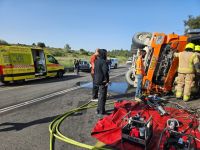 На 3-м шоссе у развязки Латрун перевернулся грузовик, трое пострадавших