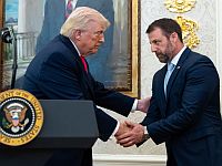 Трамп на церемонии присяги нового главы МВБ: "Иран выпустил более 100 ракет по нашему авианосцу"