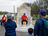 В Вашингтоне установили гигантский золотой унитаз: "Трон, достойный короля"