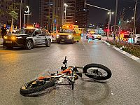 В Холоне автомобиль сбил юношу на электровелосипеде, пострадавший в тяжелом состоянии
