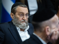 "Чудо в доме Моше Гафни": пользователи соцсетей реагируют на отверстие в жалюзи