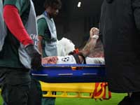 Лига чемпионов. Футболист "Галатасарая" получил тяжелую травму, врезавшись в рекламный щит