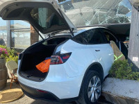 Въехала на "Тесле" в кафе и убила посетителя: предъявлены обвинения водительнице