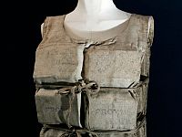 Впервые в истории на аукционе был продан спасательный жилет выжившей при крушении "Титаника"